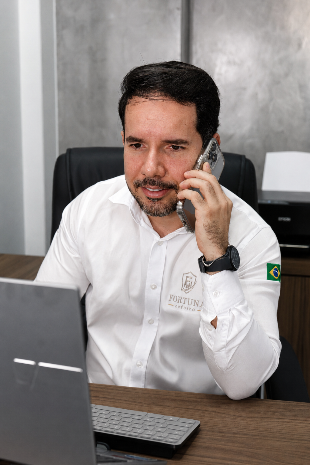 Fernando atendendo um cliente por telefone